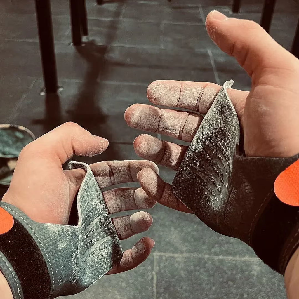 BEAR KOMPLEX Fitnesshandschuhe in use